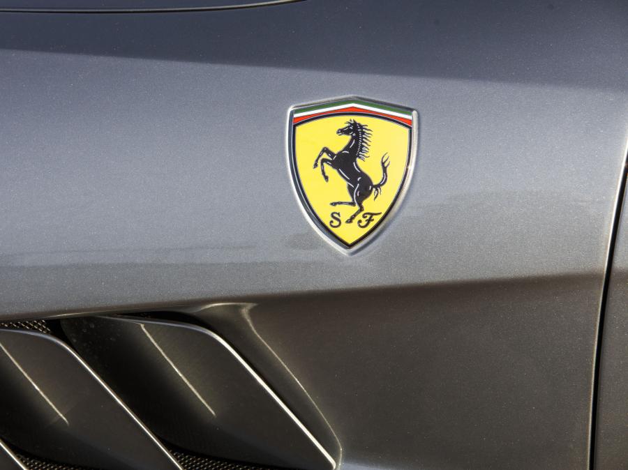 Логотип Ferrari GTC4Lusso 2016 года  (NA) (фото 19 из 21)